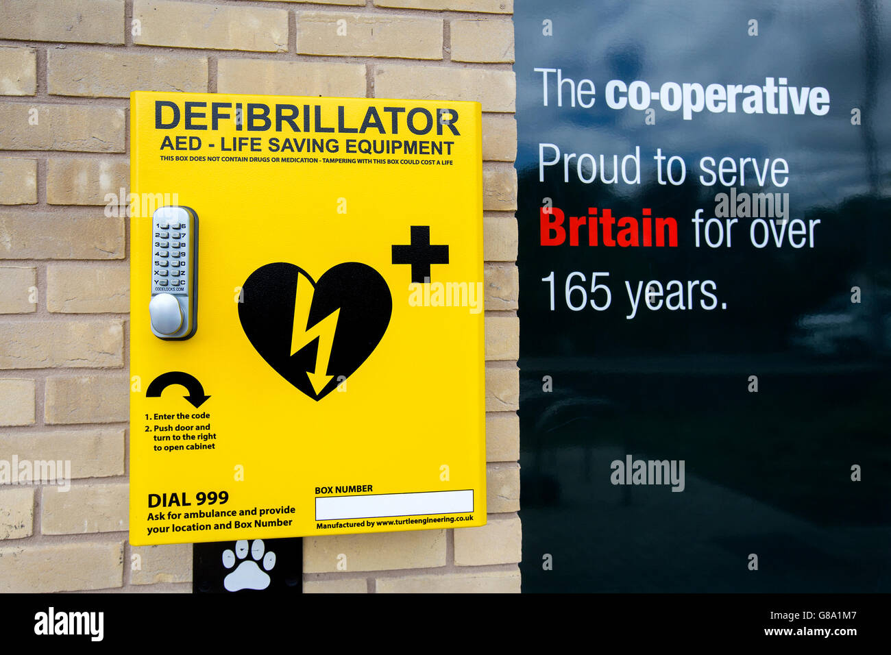 Defibrillatore mediche al di fuori di una cooperativa negozio di alimentari a Nottingham, Regno Unito Foto Stock
