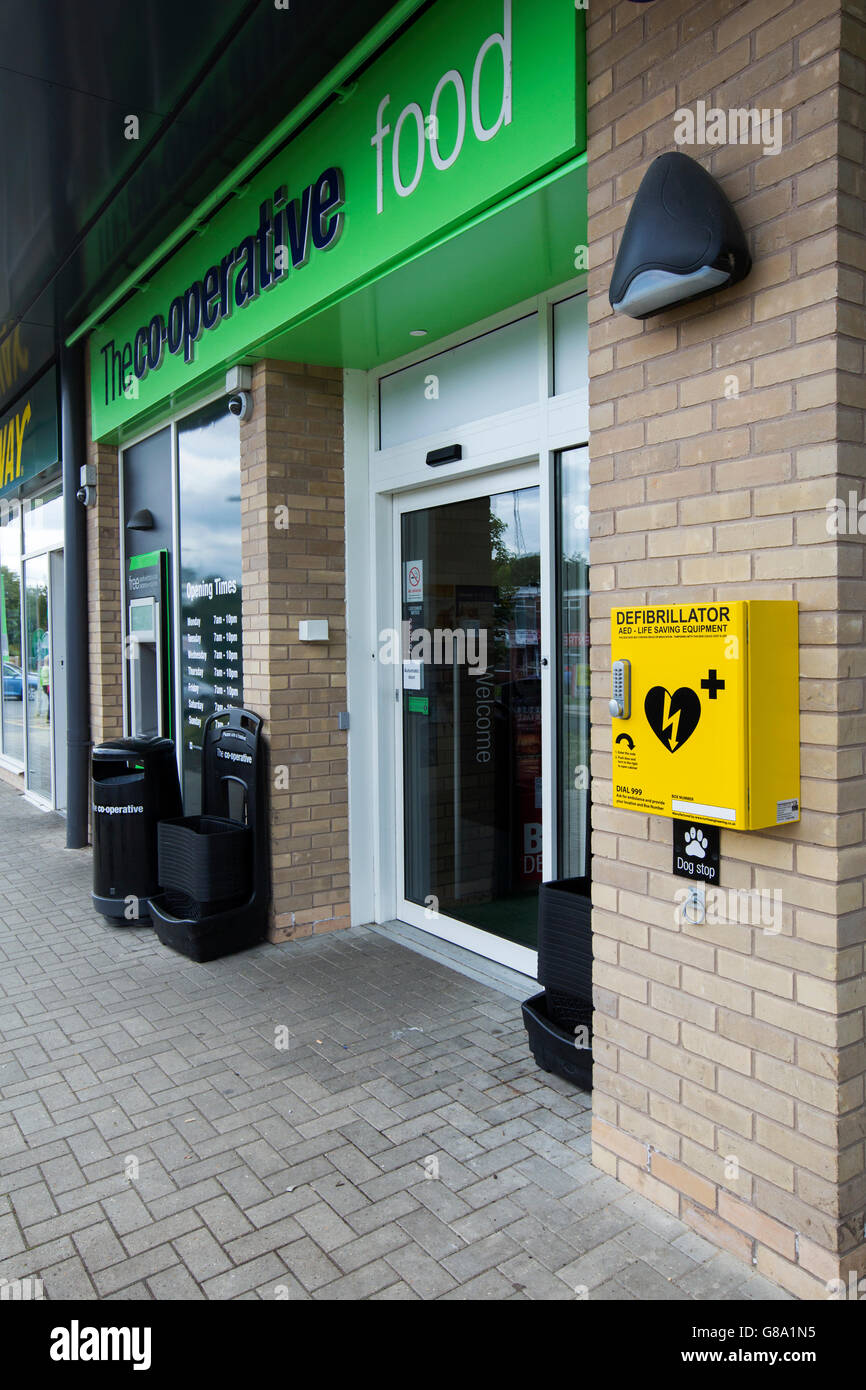 Defibrillatore mediche al di fuori di una cooperativa negozio di alimentari a Nottingham, Regno Unito Foto Stock