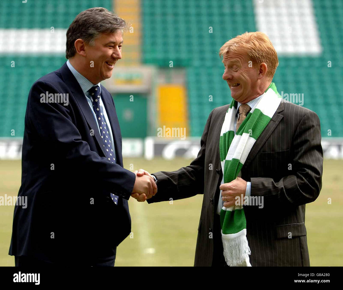 Peter Lawwell (L), direttore generale Celtic, con il nuovo direttore Gordon Strachan. Foto Stock