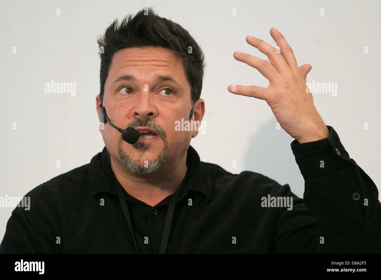 Dom Joly discute il suo libro Here Comes the Clown at the radio Times Festival on the Green at Hampton Court Palace a Londra. Foto Stock