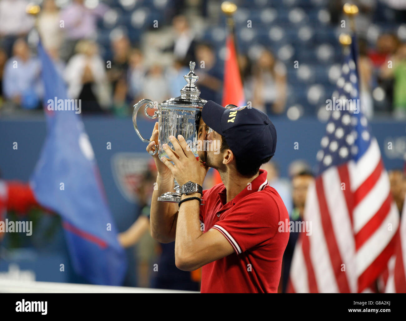 Cerimonia di premiazione, Novak Djokovic, SRB, vincitore di uomini della finale di baciare il suo trofeo, ITF Grand Slam torneo di tennis, U.S. Aprire Foto Stock