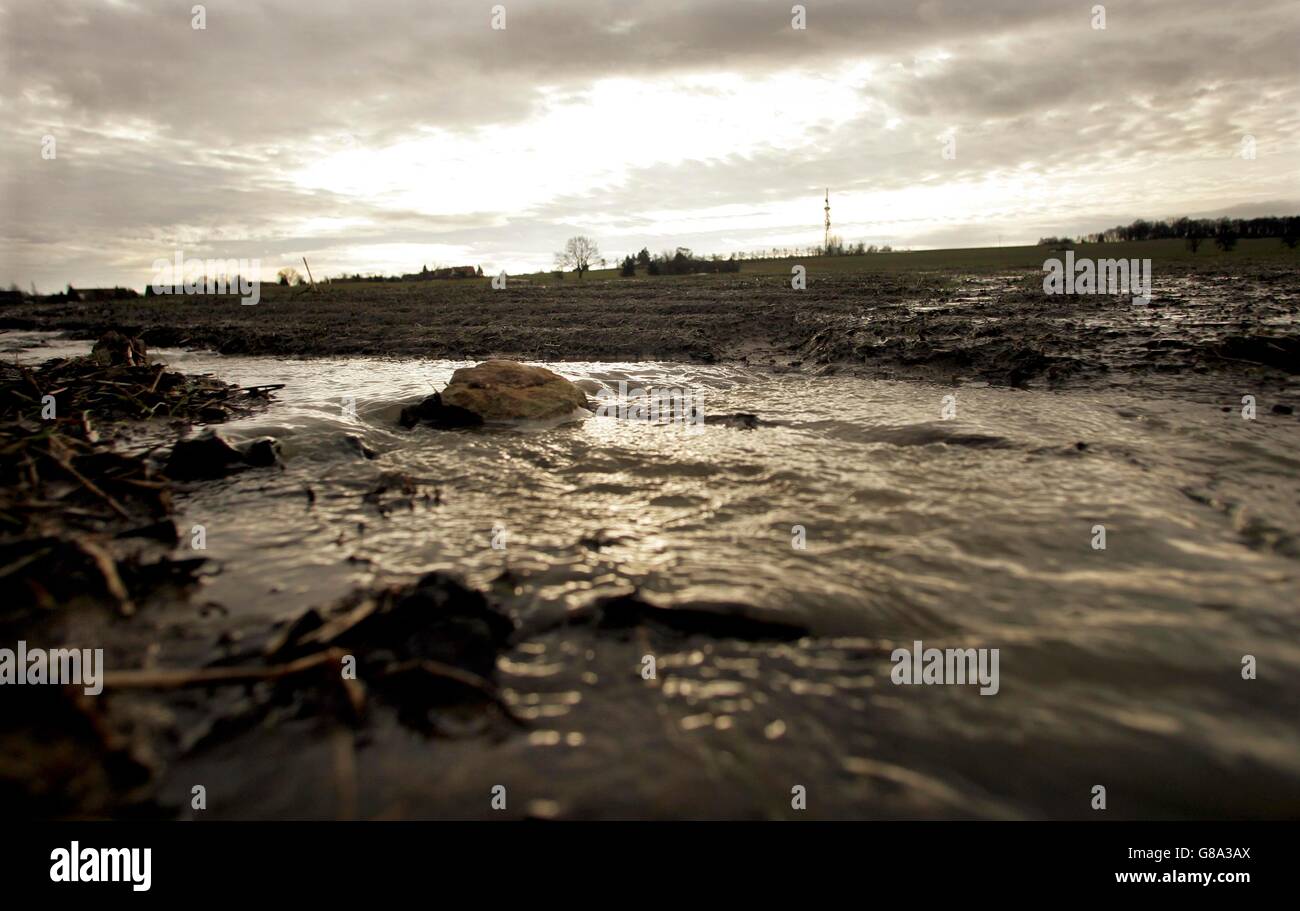 La fusione di acqua e acqua di pioggia rendendo il suo modo sui campi tra Bannewitz e Rippien vicino a Dresda, Sassonia Foto Stock