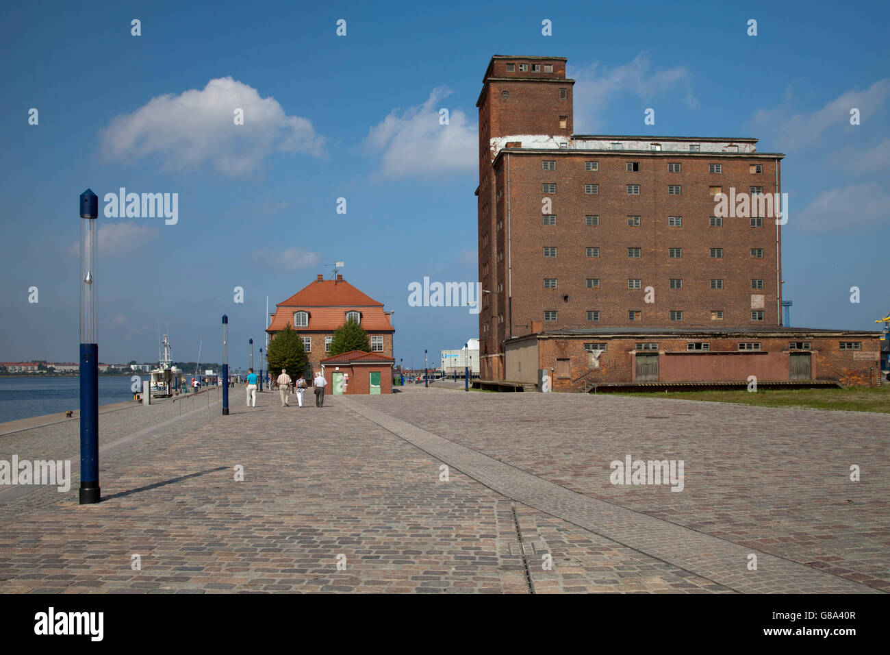 Baumhaus e l'edificio di stoccaggio al Waterfront, porto di Wismar, Mar Baltico, Meclemburgo-Pomerania, PublicGround Foto Stock