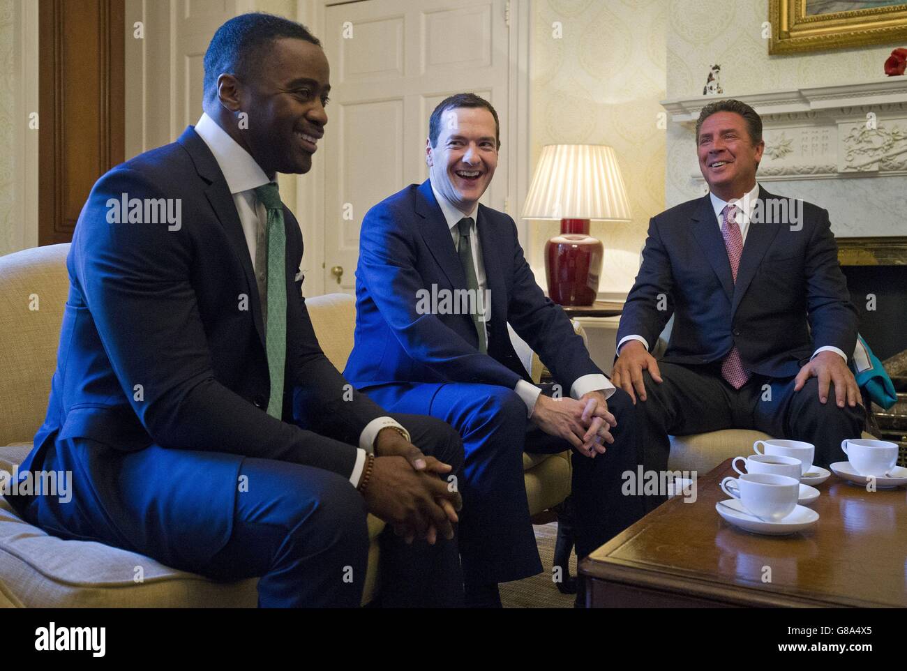 Cancelliere dello scacchiere George Osborne incontrò Dan Marino (a destra) e Curtis Martin durante il loro incontro all'interno di 11 Downing Street a Londra prima dei Miami Dolphins incontrando i New York Jets allo Stadio di Wembley di domenica. Foto Stock