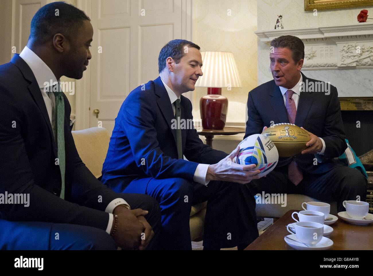 Il Cancelliere dello scacchiere George Osborne incontra gli ex calciatori americani Dan Marino (a destra) e Curtis Martin durante il loro incontro all'interno di 11 Downing Street a Londra, davanti ai Miami Dolphins che suonano i New York Jets al Wembley Stadium di domenica. Foto Stock