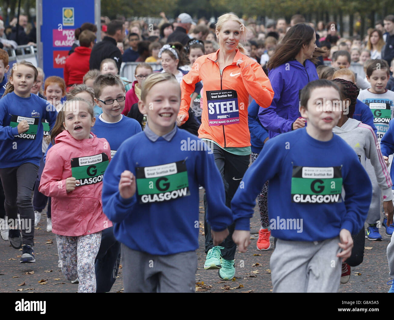 L'ex campione europeo di fondo Gemma Steel partecipa alla Schools Challenge di Glasgow Green, davanti alla Bank of Scotland Great Scottish Run. Foto Stock