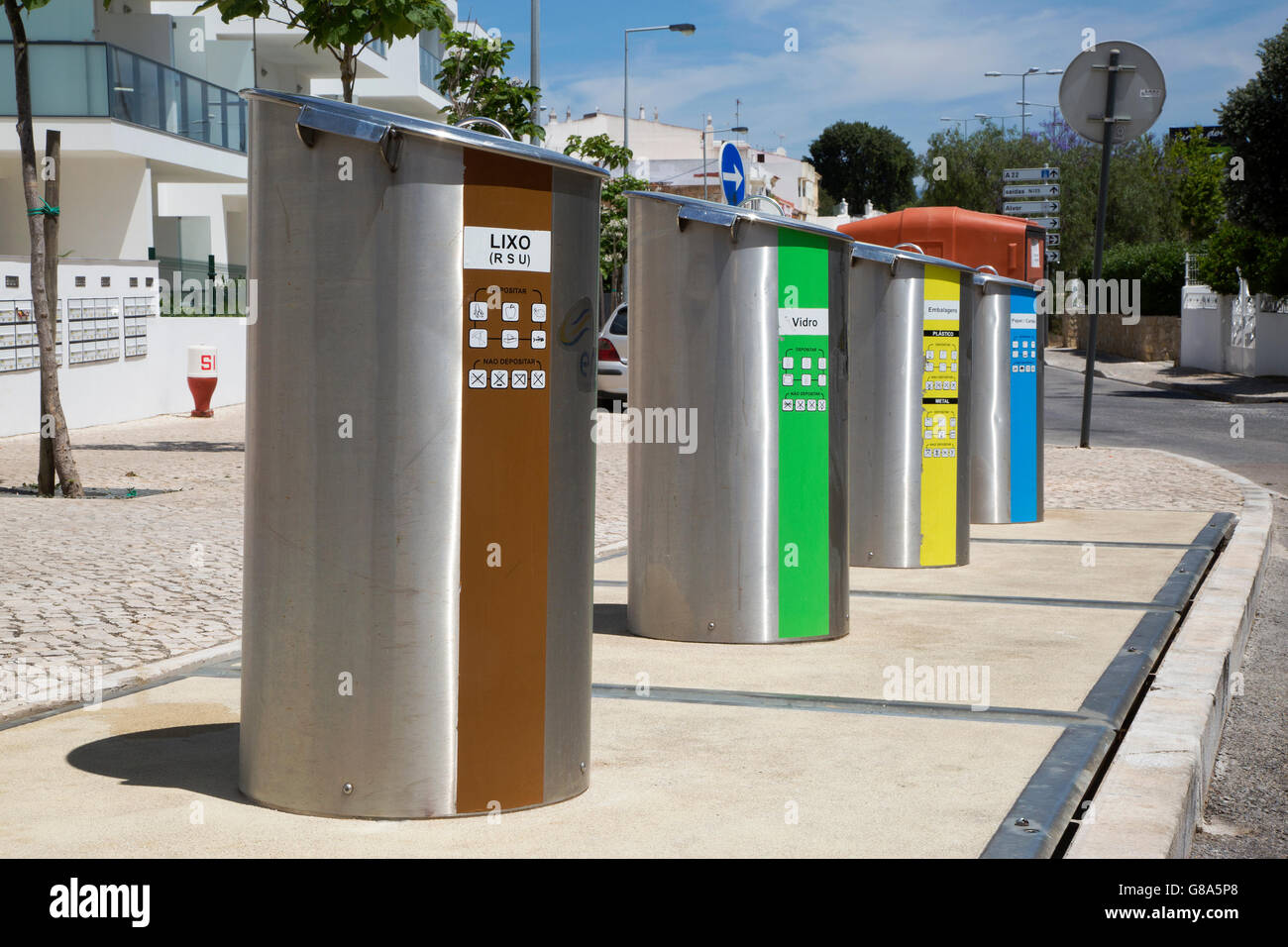Strada cassonetti per il riciclaggio in Alvor Portogallo Foto Stock