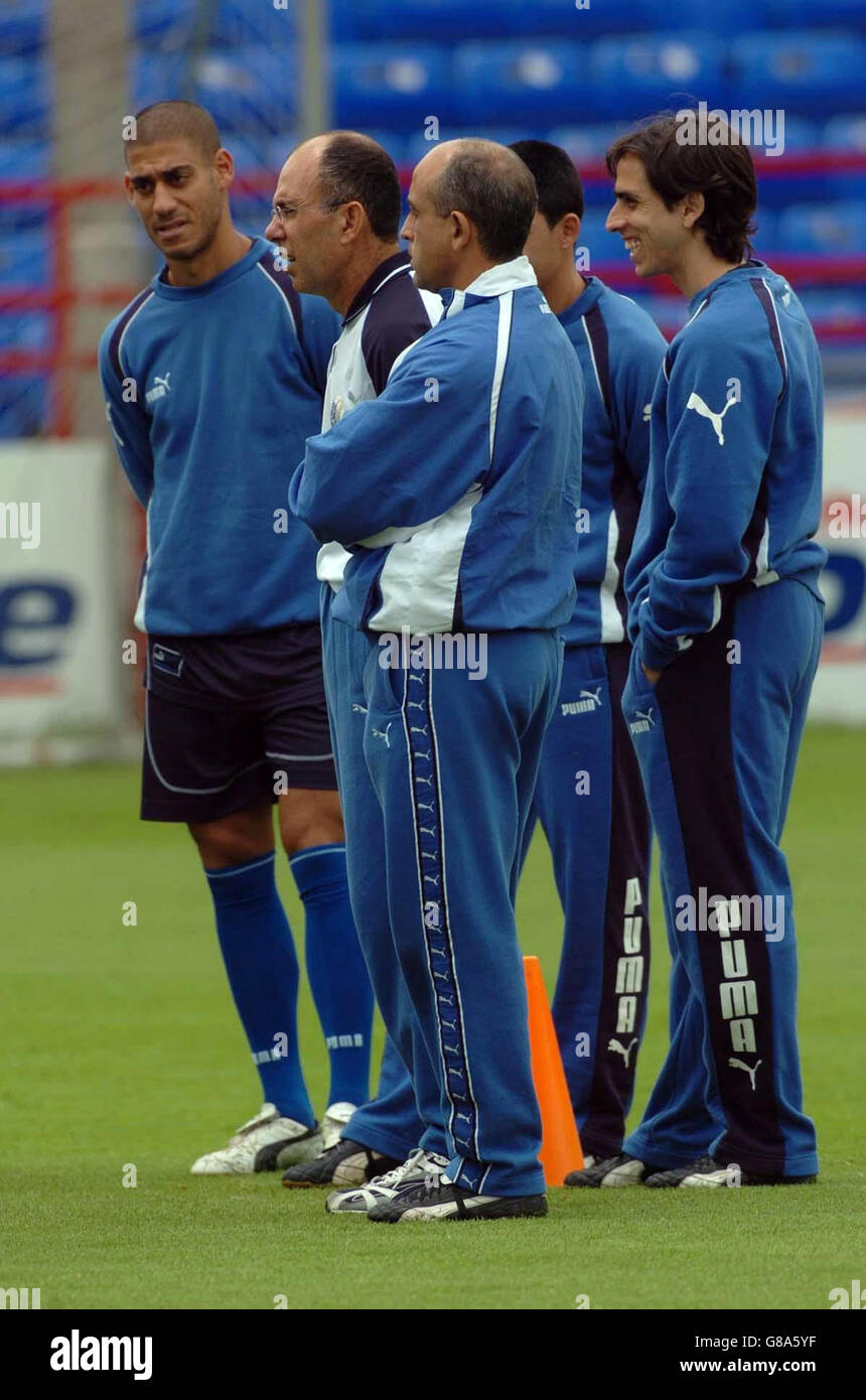 Calcio - Coppa del mondo 2006 Qualifier - Gruppo quattro - Repulic of Ireland / Israele - sessione di addestramento Israele - Tolka Park. Yossi Benayoun (R) di Israele sorride durante un colloquio di squadra da parte del manager Avraham Grant (seconda a sinistra). Foto Stock