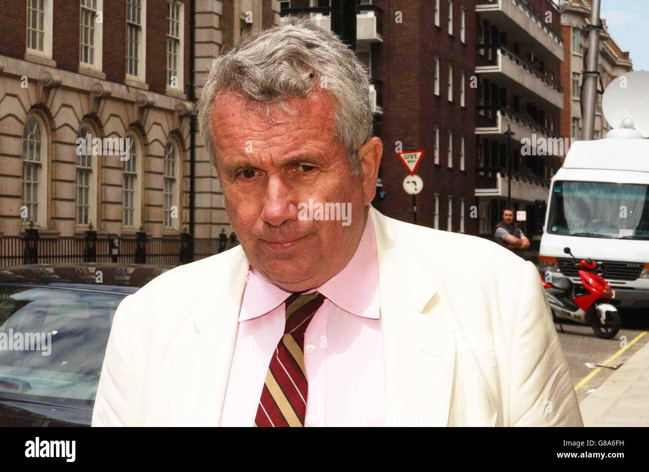 L'ex deputato e emittente Martin Bell arriva al General Medical Council nel centro di Londra, per il giudizio sul pediatra Dr Alan Williams. Foto Stock