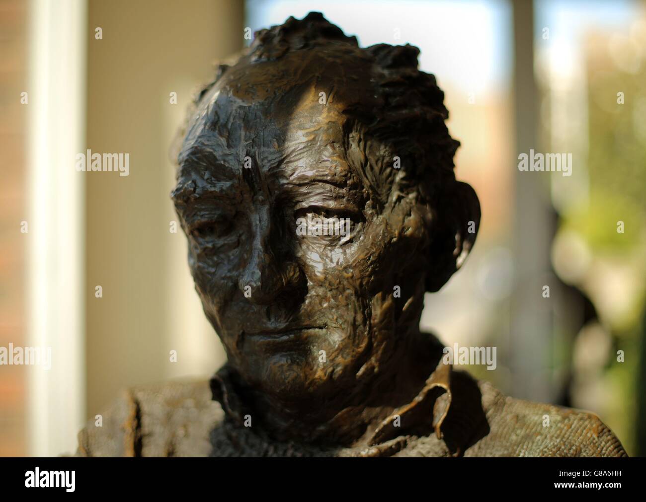 Una statua del drammaturgo Brian Friel nell'edificio Wellington House di Dublino dopo l'annuncio della sua morte. Foto Stock