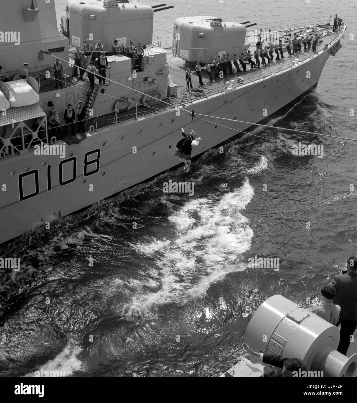 In un mite invio di recenti discussioni della prima donna trasferita in mare, la Royal Navy invia una ragazza da jackstay da HMS Dainty a HMS Tiger durante le prove, al largo di Portsmouth, di Seadays. La Royal Navy's Seadays è una dimostrazione annuale su vasta scala di alcuni dei compiti che svolge. Foto Stock In un mite invio di recenti discussioni della prima donna trasferita in mare, la Royal Navy invia una ragazza da jackstay da HMS Dainty a HMS Tiger durante le prove, al largo di Portsmouth, di Seadays. La Royal Navy's Seadays è una dimostrazione annuale su vasta scala di alcuni dei compiti che svolge. Foto Stock