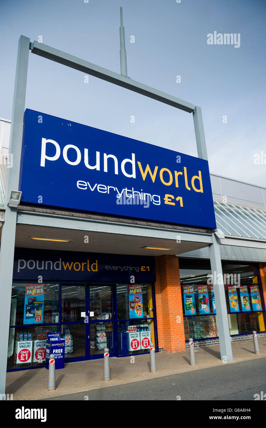 Esterno: 'Tutto £1' - sconto Poundworld bargain shop store in un retail park, Aberystwyth Wales UK Foto Stock