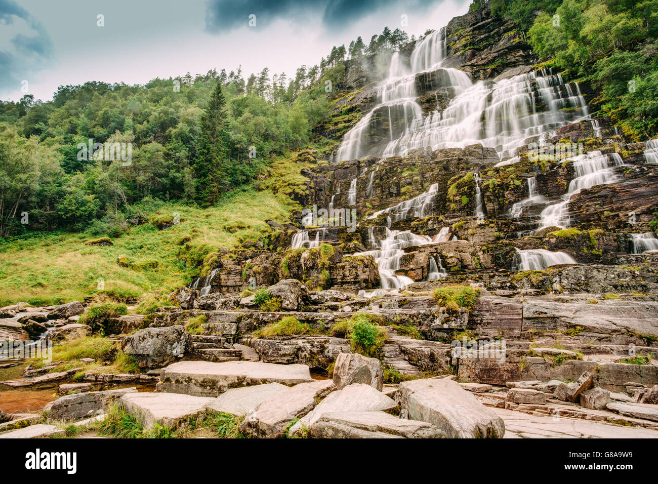 Bella famosa cascata Tvindefossen in Norvegia. Natura norvegese paesaggio all'estate. Cascata Tvindefossen è più grande e h Foto Stock
