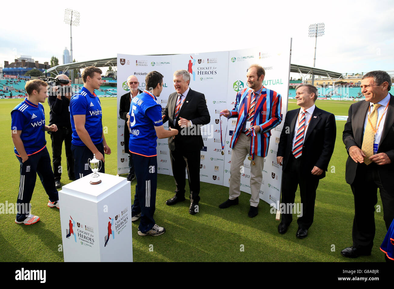 Cricket - Aiuto per gli Eroi XI v resto del mondo XI - Kia ovale. Cerimonia di presentazione post-partita dopo il gioco tra Help for Heroes e l'Inghilterra Physical Disability Team Foto Stock