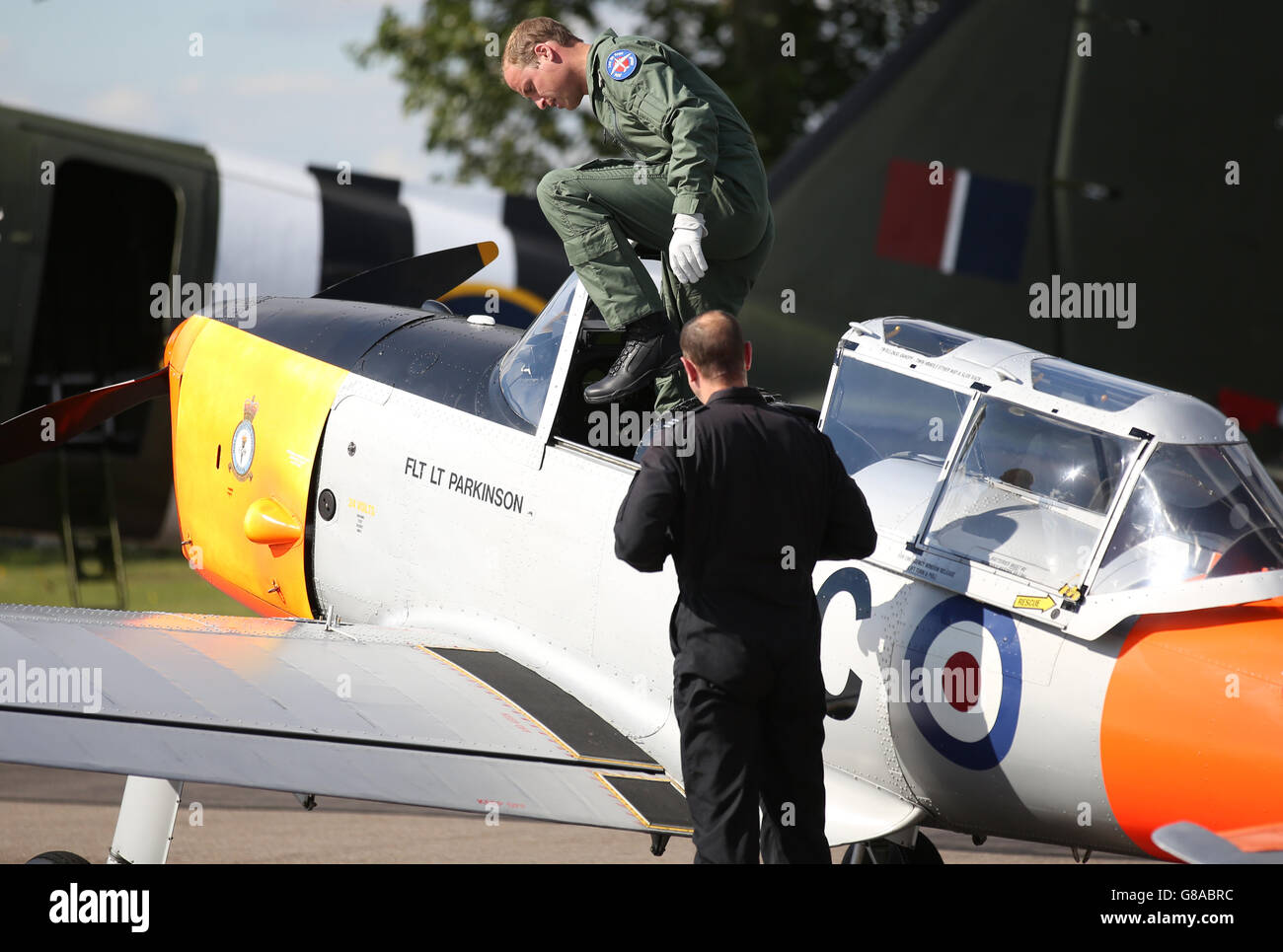 Il Duca di Cambridge dopo un volo in un Chipmunk con il pilota Squadron leader Duncan Mason durante una visita a RAF Coningsby, Lincolnshire. Foto Stock