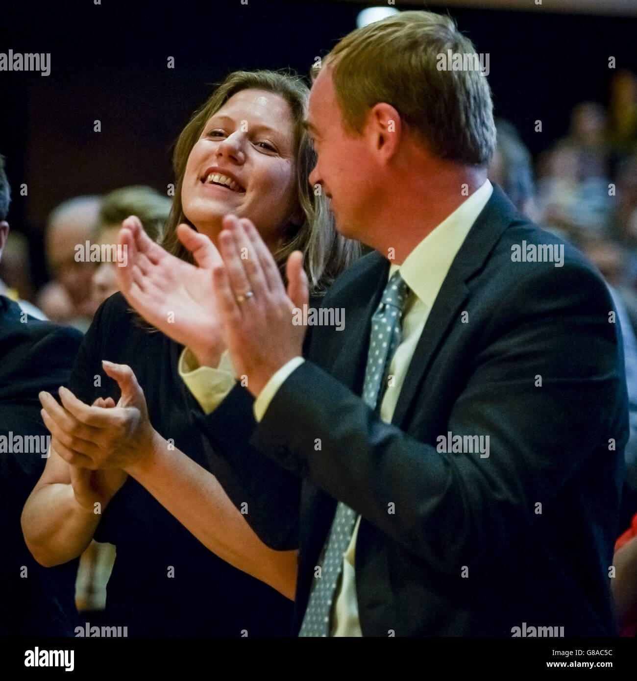 Il leader dei liberaldemocratici, Tim Farron, accanto all'ex-moglie di Charles Kennedy, Sarah Gurling, guarda un tributo all'ex leader del partito alla conferenza annuale dei liberaldemocratici a Bournemouth. Foto Stock