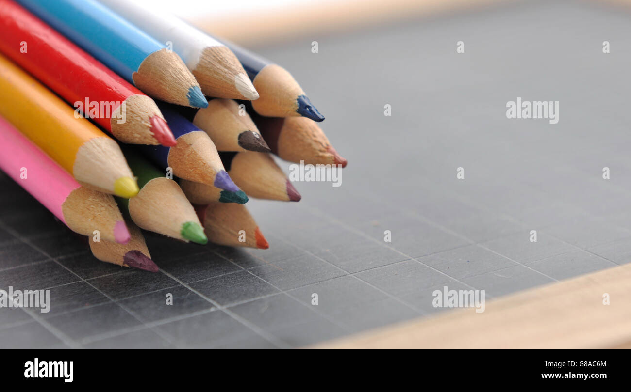 Confezione di matite colorate su una lista Foto Stock