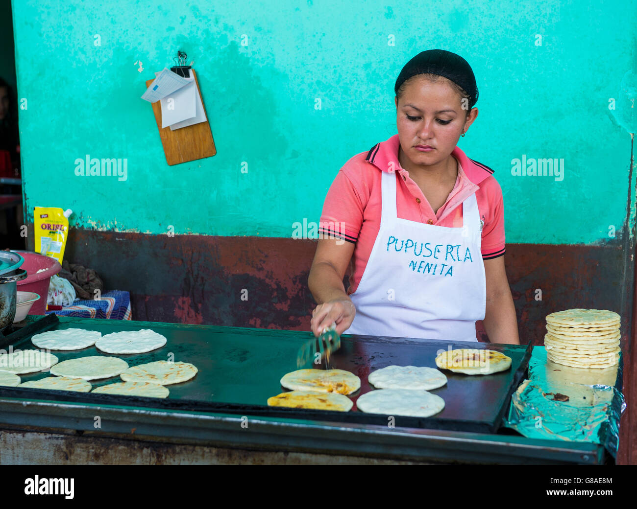 Donna di Salvadoran prepara Popusas Suchitoto in El Salvador Foto Stock