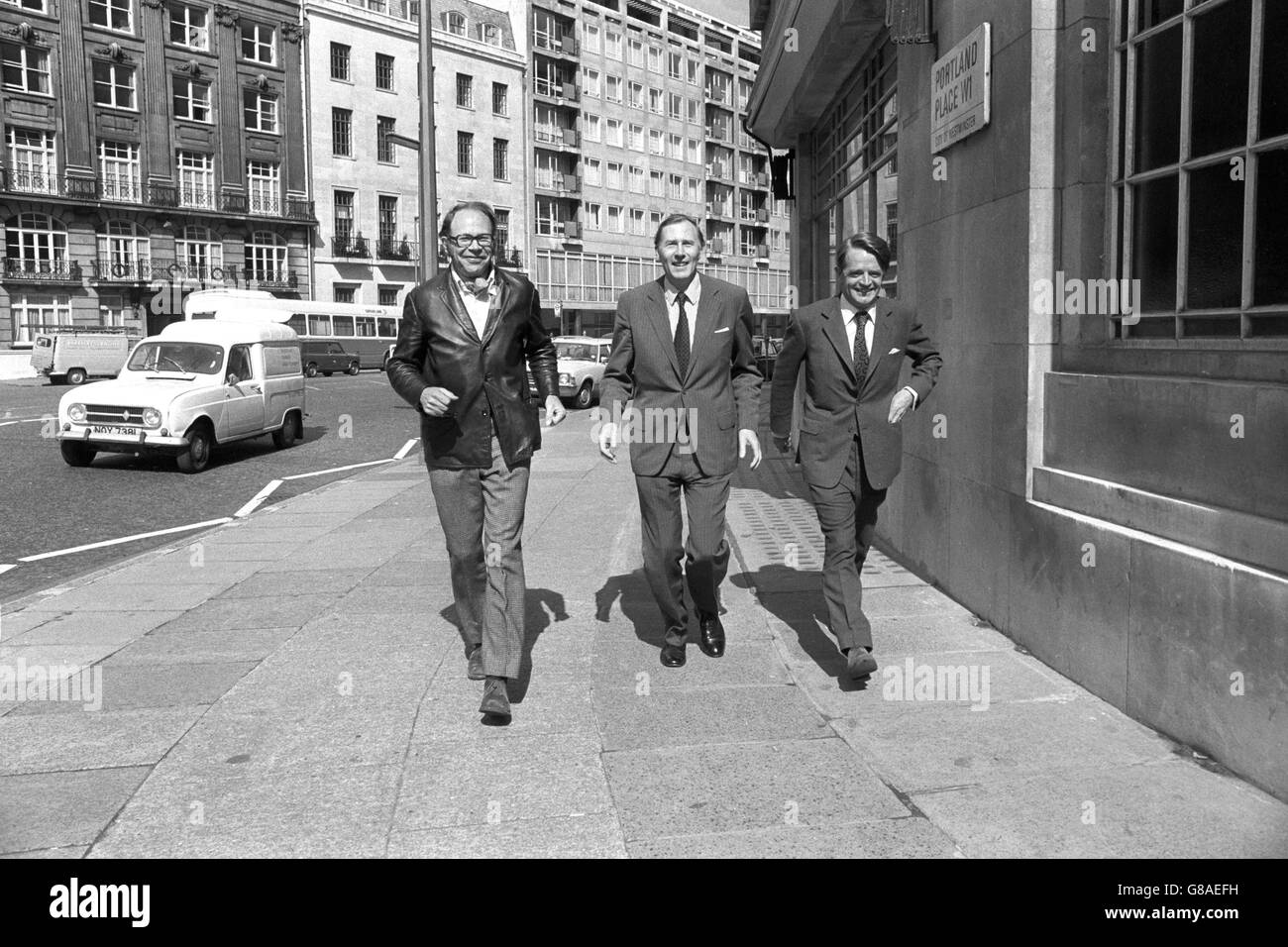 Roger Banister (al centro), il primo miglio di meno di quattro minuti al mondo, e due degli uomini che lo hanno aiutato quando ha raggiunto l'impresa 20 anni fa oggi, Chris Brasher (a sinistra) e Christopher Chataway. Sono stati riuniti alla BBC per comparire su un programma radiofonico. Foto Stock