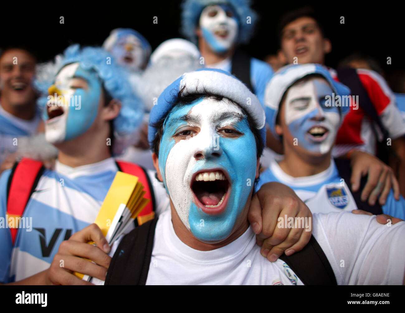 I tifosi argentini mostrano il loro sostegno nelle tribune prima della partita della Coppa del mondo di Rugby al Kingsholm Stadium, Gloucester. Foto Stock