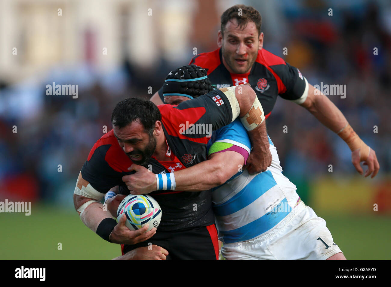 Il Georgia Davit Zirakashvili (a sinistra) cerca di rompere il contrasto del Marcos Ayerza argentino durante la partita di Rugby World Cup al Kingsholm Stadium, Gloucester. Foto Stock