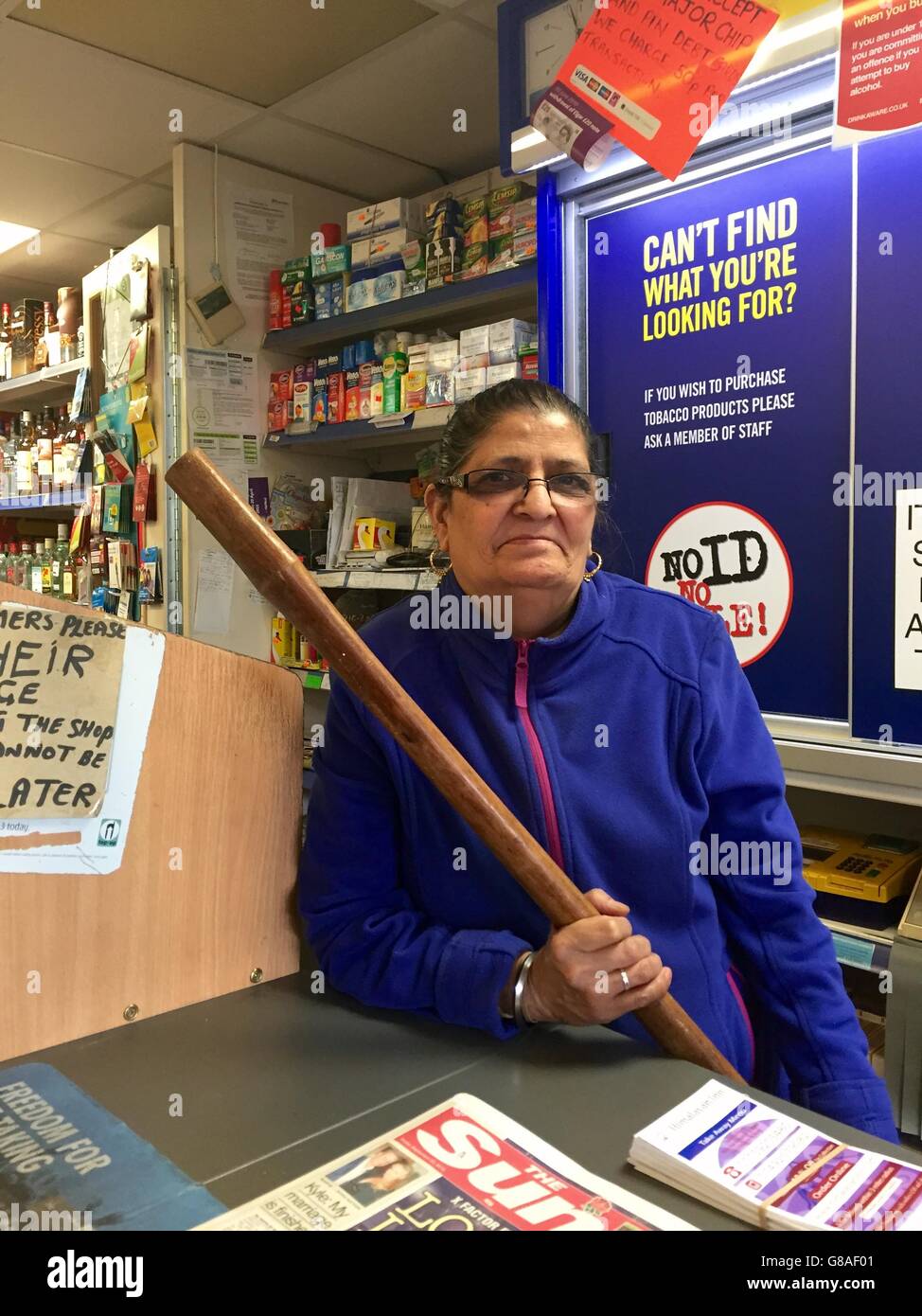 Sharinder Gill, 66, che ha spaventato fuori i ladri armati che indossavano le maschere Scream ai negozi di Shergill, Arnold, Nottinghamshire il mercoledì. Foto Stock