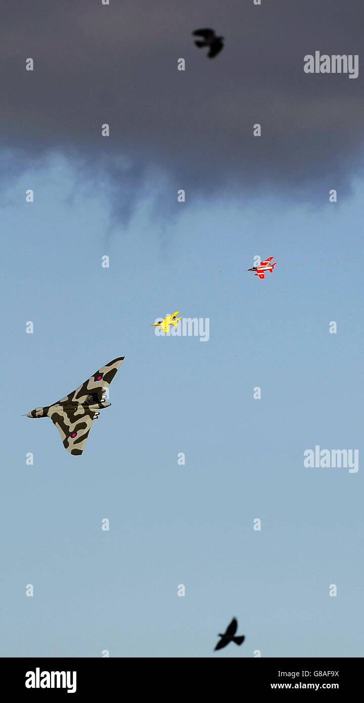 Il Vulcan Bomber (a sinistra) continua il suo tour di addio con una mostra al Great Yorkshire Air Show presso il Church Fenton Airfield vicino York. Foto Stock