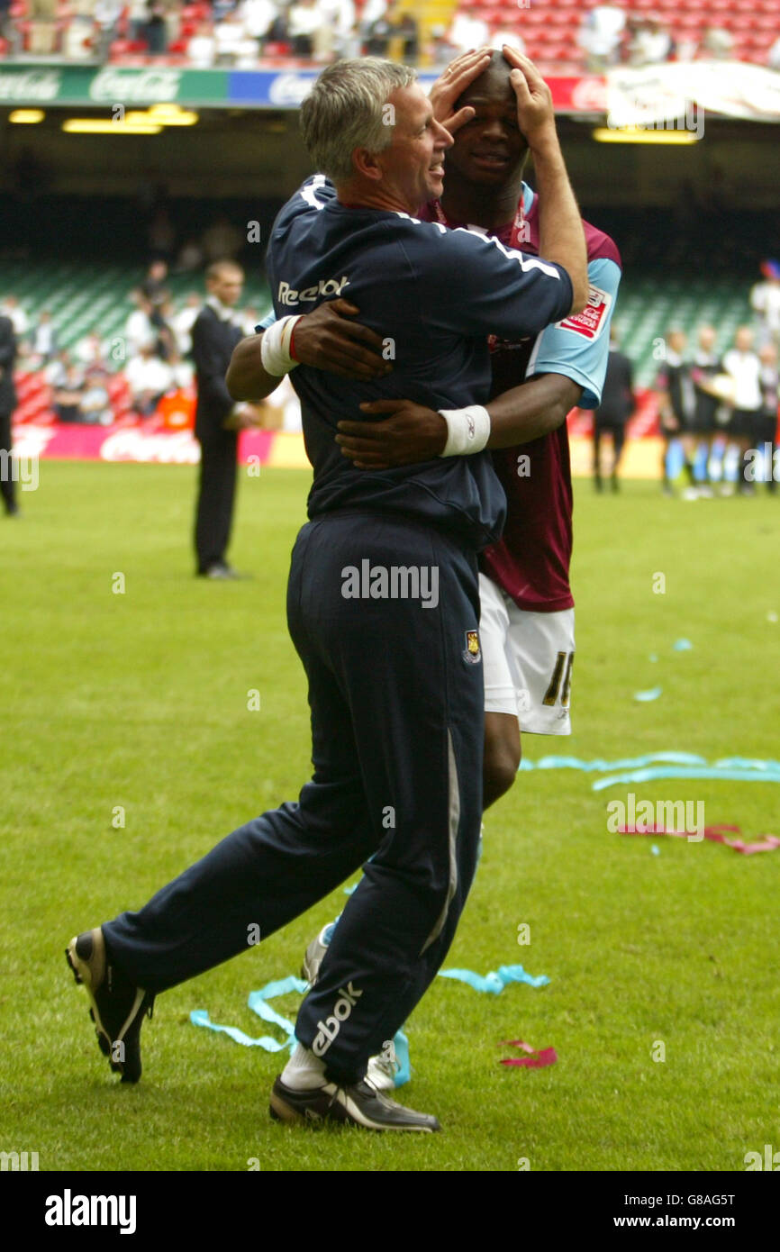 Il manager di West Ham United, Alan Pardew, festeggia con Marlon Harewood Foto Stock