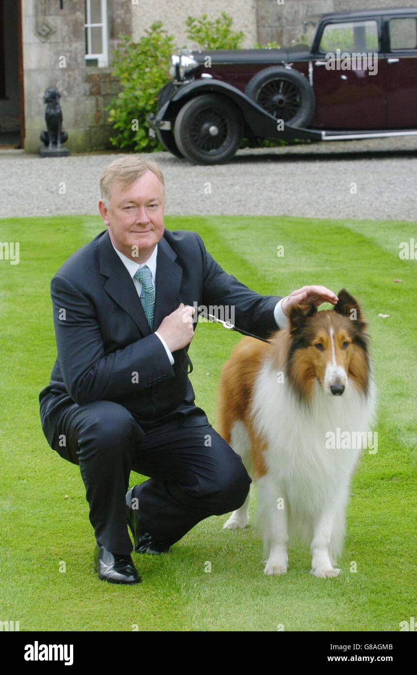 'Lassie' il lungometraggio - sul set, Kilruddery House. Il ministro irlandese delle Arti John o'Donoghue con carter. Foto Stock