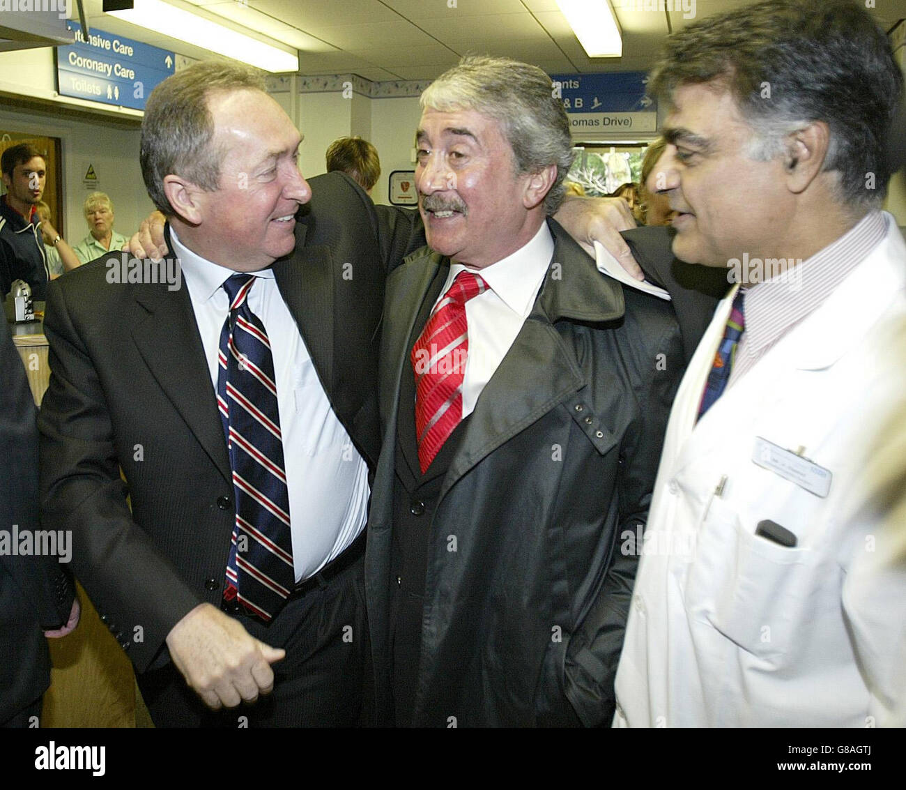 Gerard Houllier (a sinistra), ex manager del Liverpool FC, con il presidente del club David Moores (centro) e il chirurgo Abbas Rashid (a destra) durante la sua visita per aprire due nuove sale operatorie presso il centro cardiotoracico del Broadgreen Hospital, dove ha subito 11 ore di chirurgia a cuore aperto nell'ottobre 2001. Il francese, che ha lasciato Liverpool lo scorso anno, ha detto di essere felice di guardare il suo ex club sollevare la Coppa europea la scorsa settimana. Foto Stock