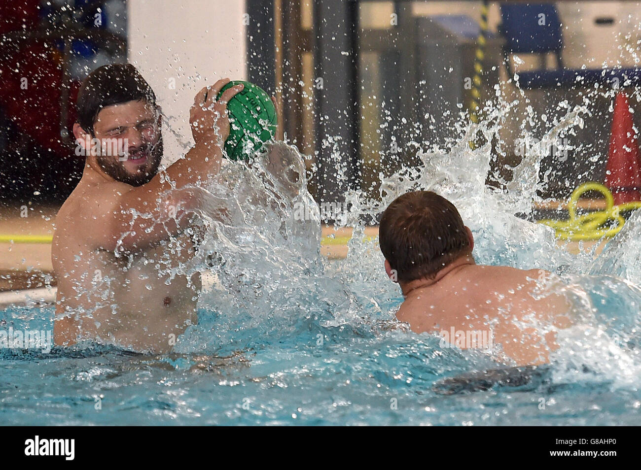 Ross Ford della Scozia (a sinistra) e Willem Nel durante una sessione di recupero in piscina alla Royal Grammar School di Newcastle. Foto Stock