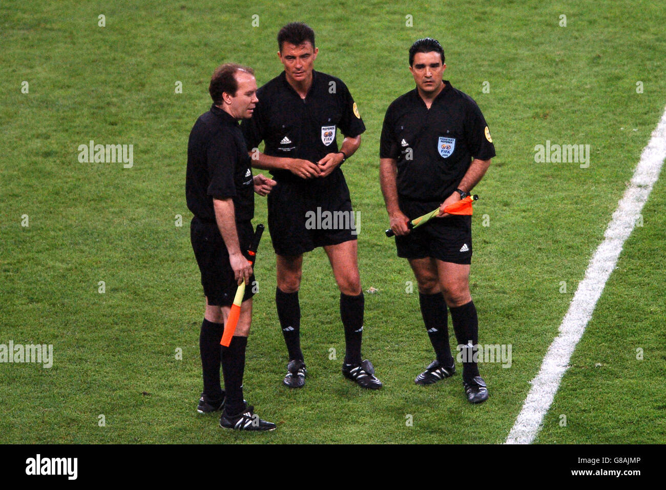 Calcio - UEFA Champions League - finale - AC Milan / Liverpool - Stadio Olimpico Ataturk. L'arbitro Manuel Mejuto Gonzalez (c) e i suoi assistenti Oscar David Martinez Samaniego e Rafael Guerrero Alonso aspettano un po' di tempo extra Foto Stock