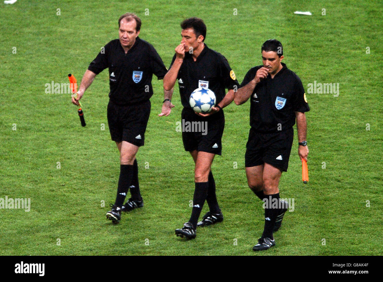 Calcio - UEFA Champions League - finale - AC Milan / Liverpool - Stadio Olimpico Ataturk. L'arbitro Manuel Mejuto Gonzalez (c) e i suoi assistenti Oscar David Martinez Samaniego e Rafael Guerrero Alonso aspettano un po' di tempo extra Foto Stock
