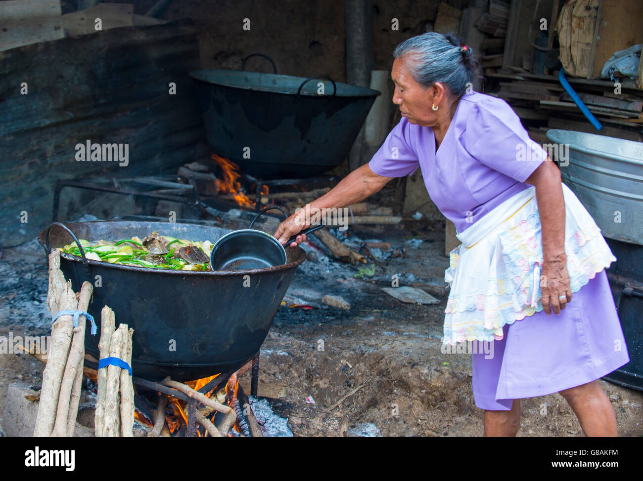 Donna di El Salvador la cottura durante il fiore & Palm Festival in Panchimalco, El Salvador Foto Stock