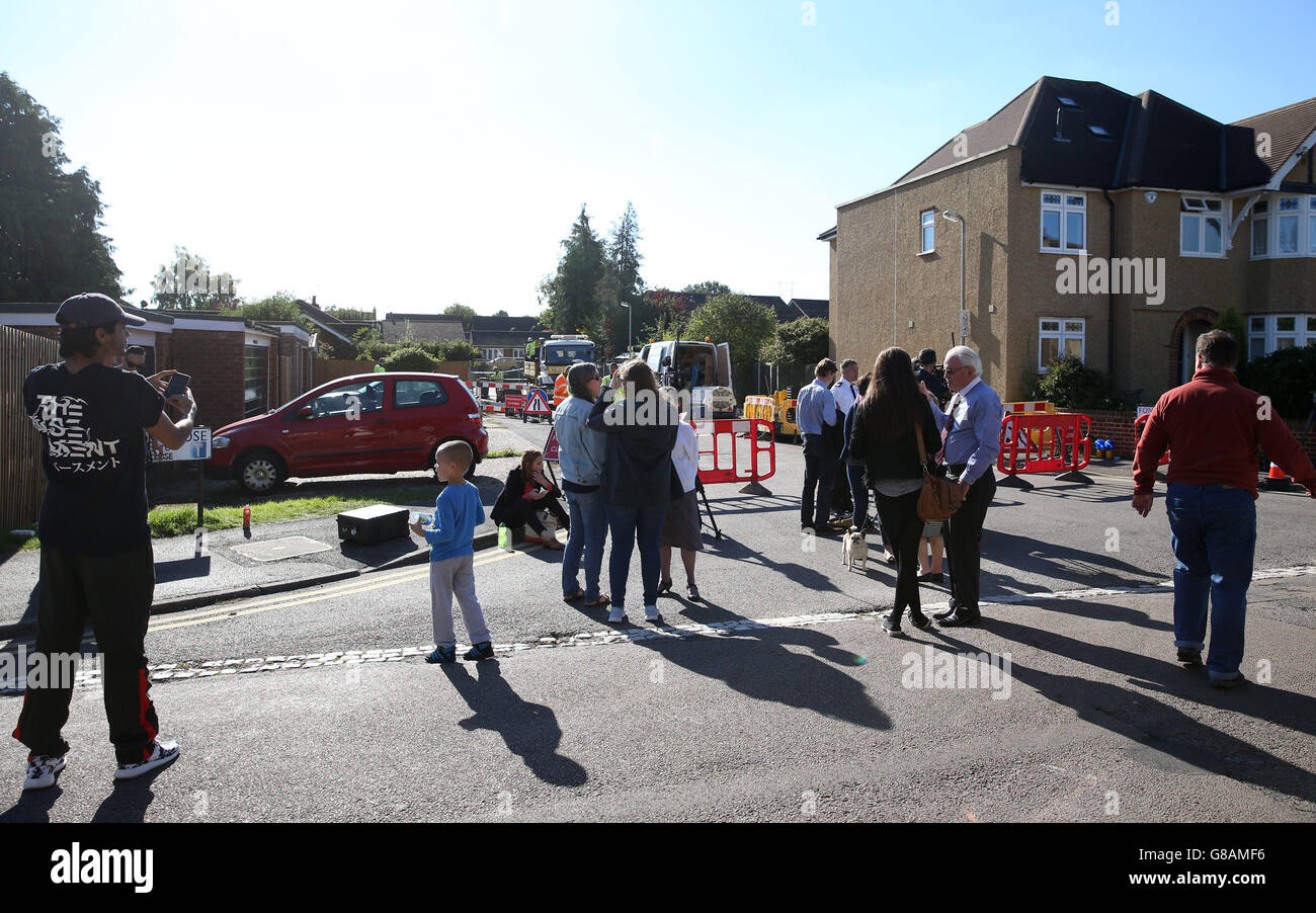 St Albans sinkhole. I residenti cercano di dare un'occhiata più da vicino a un buco della sinuca che si è aperto su una strada residenziale a St Albans. Foto Stock