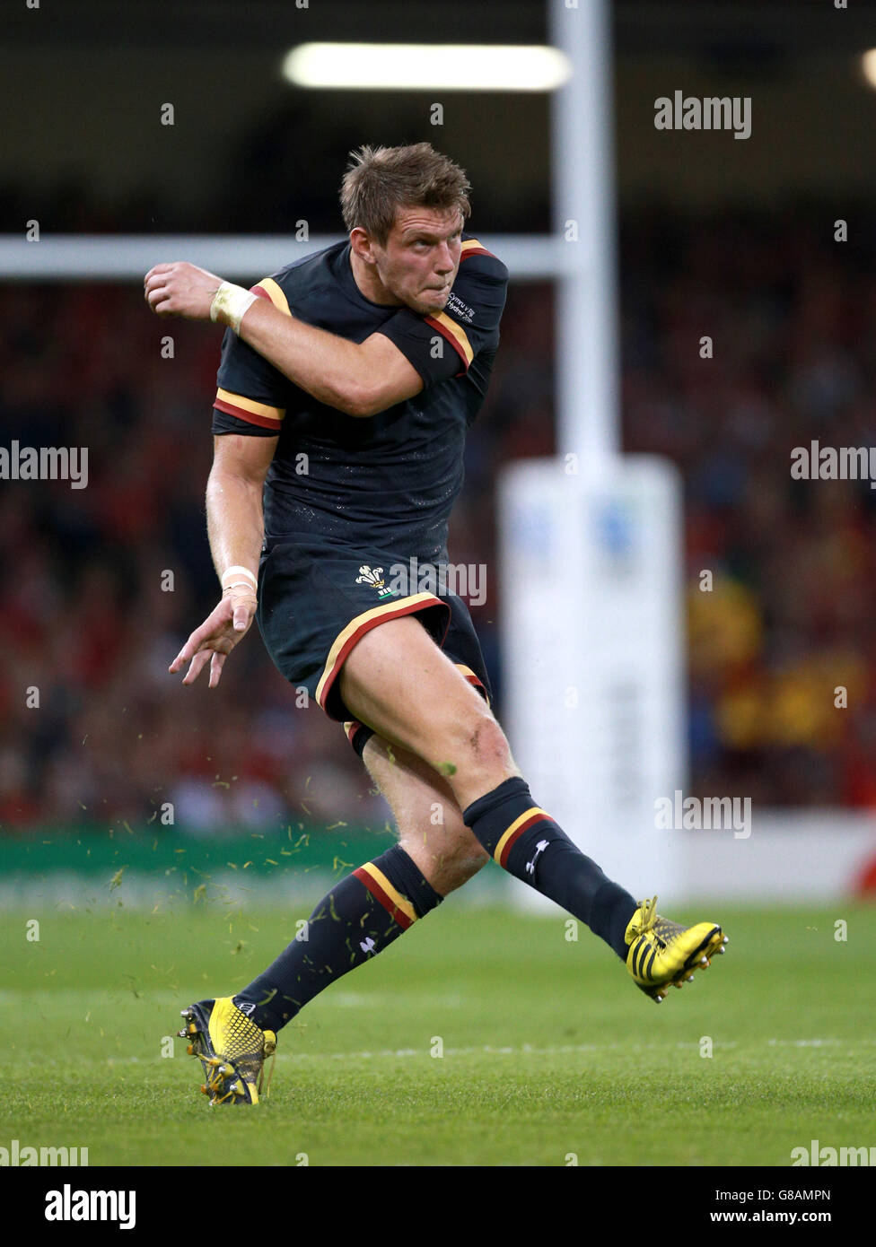 Il Wales Dan Biggar dà il via al gol durante la partita della Coppa del mondo di Rugby al Millennium Stadium di Cardiff. PREMERE ASSOCIAZIONE foto. Data immagine: Giovedì 1 ottobre 2013. Vedi la storia della PA RUGBYU Wales. Il credito fotografico dovrebbe essere: David Davies/PA Wire. RESTRIZIONI: L'uso è soggetto a limitazioni. Nessun uso commerciale. Nessun utilizzo in libri o stampe senza previa autorizzazione. Foto Stock