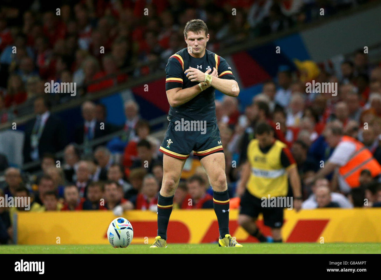 Il Wales Dan Biggar si allinea al gol durante la partita della Coppa del mondo di Rugby al Millennium Stadium di Cardiff. PREMERE ASSOCIAZIONE foto. Data immagine: Giovedì 1 ottobre 2013. Vedi la storia della PA RUGBYU Wales. Il credito fotografico dovrebbe essere: David Davies/PA Wire. RESTRIZIONI: L'uso è soggetto a limitazioni. . Nessun uso commerciale. Nessun utilizzo in libri o stampe senza previa autorizzazione. Per ulteriori informazioni, chiamare il numero +44 (0)1158 447447. Foto Stock