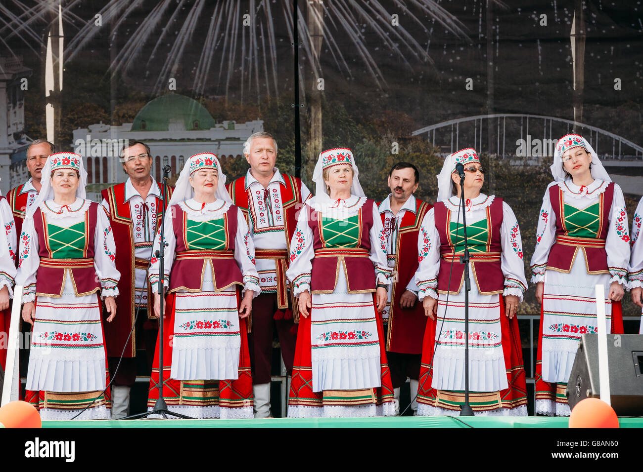 Gomel, Bielorussia - 9 Maggio 2015: Sconosciuto gruppo di donne in vestiti nazionali alla celebrazione del settantesimo anniversario della liberazione di essere Foto Stock