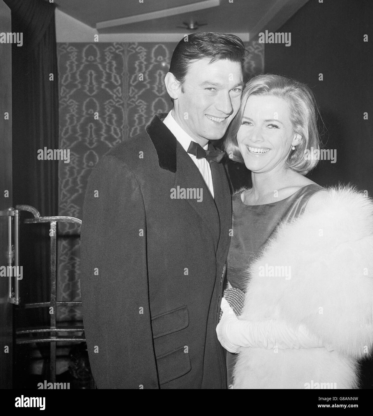Laurence Harvey e Honor Blackman arrivano per l'apertura britannica di Life at the Top a Odeon, Leicester Square. Il nuovo film è una continuazione di Room at the Top e Harvey ripete la sua rappresentazione dell'opportunista Joe Lampton. Foto Stock