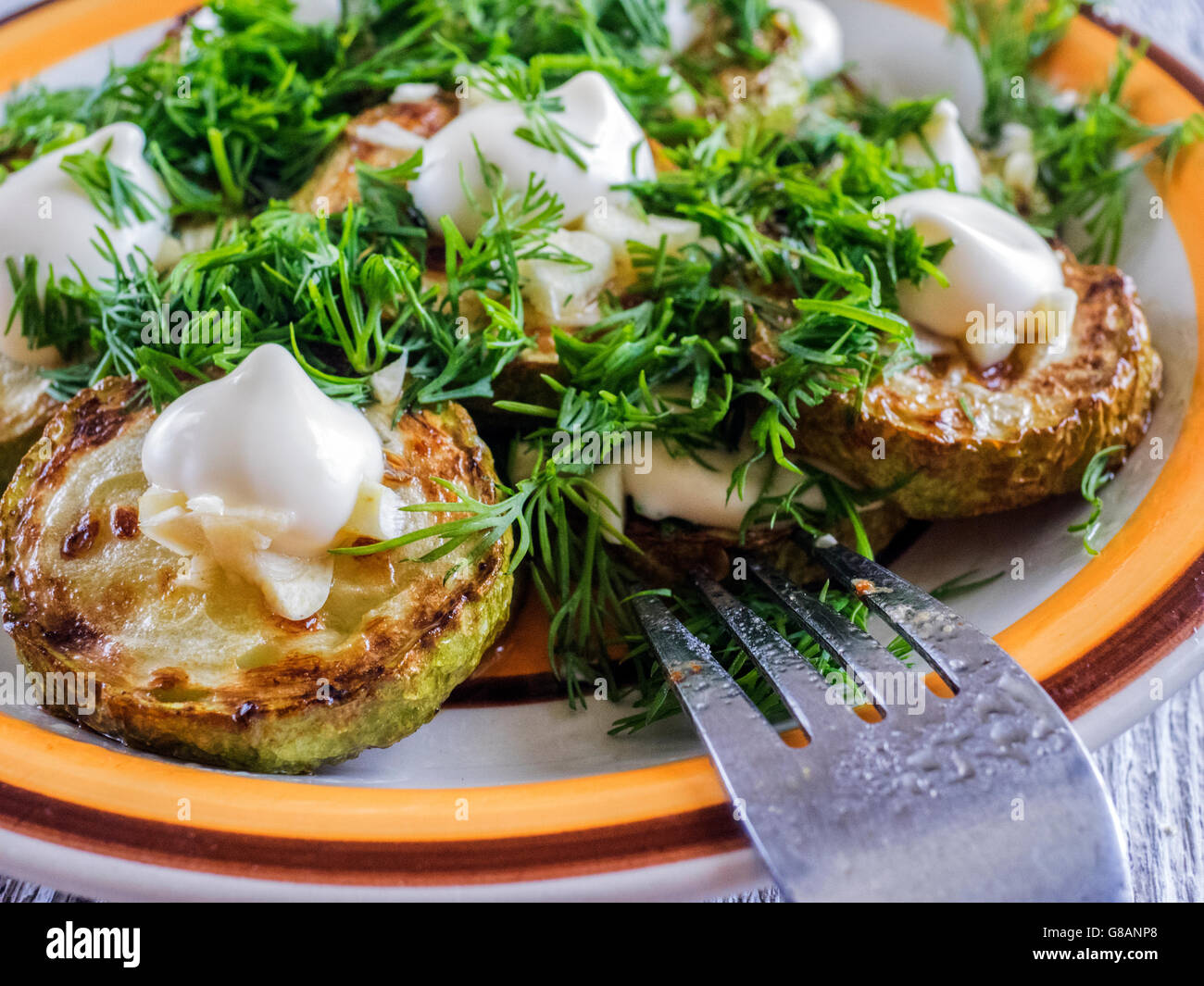 Zucchine fritte con la maionese, lâ aglio tritato e aneto Foto Stock