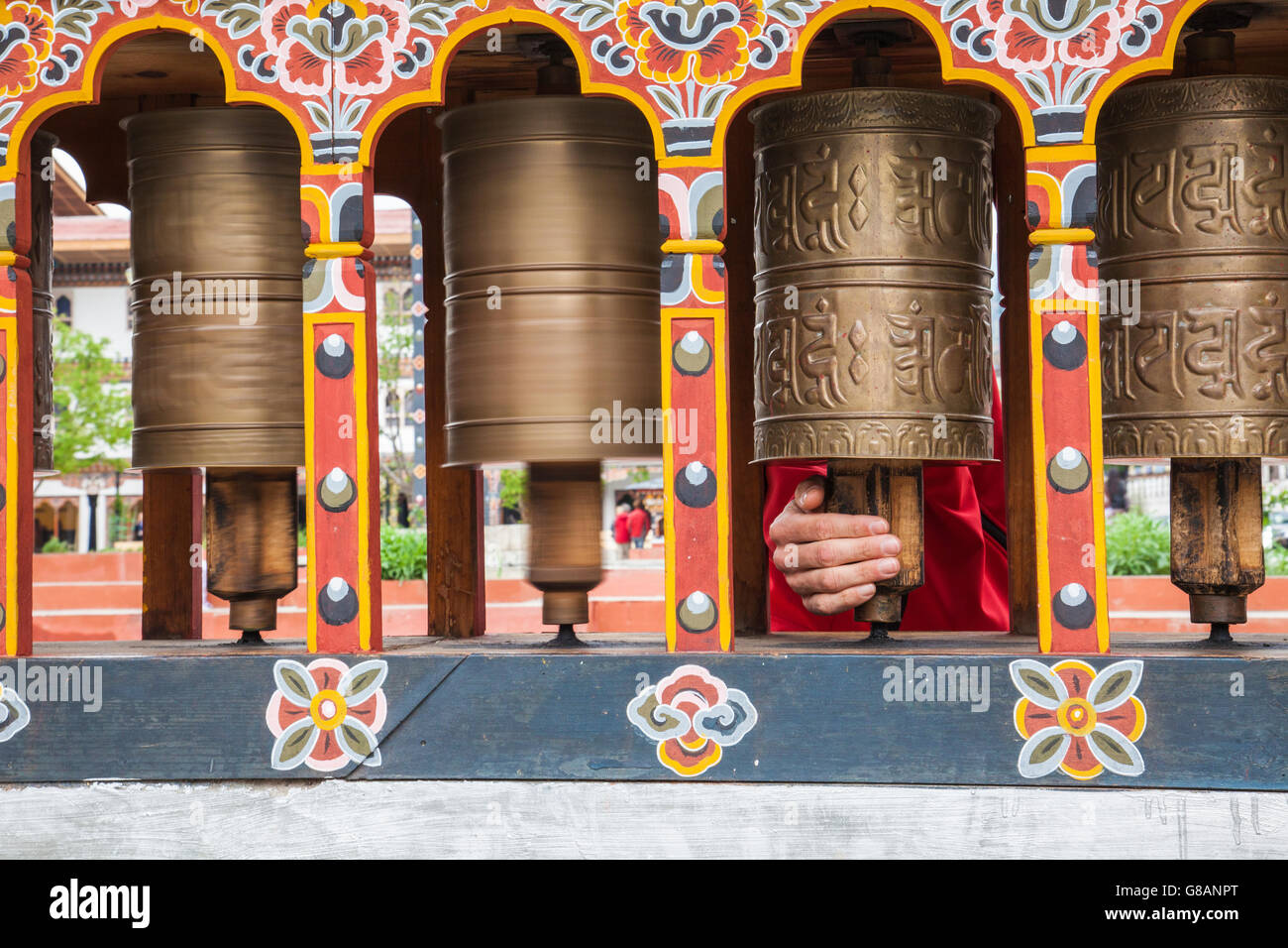 Tipico di ruote della preghiera utilizzata dai buddisti per accumulare la saggezza e il merito e a purificare le negatività thimphu bhutan asia Foto Stock