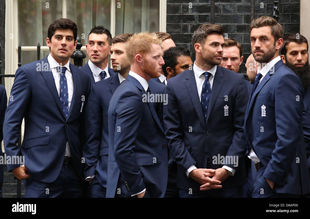 La squadra di cricket inglese maschile arriva per un ricevimento al 10 Downing Street a Londra. Foto Stock