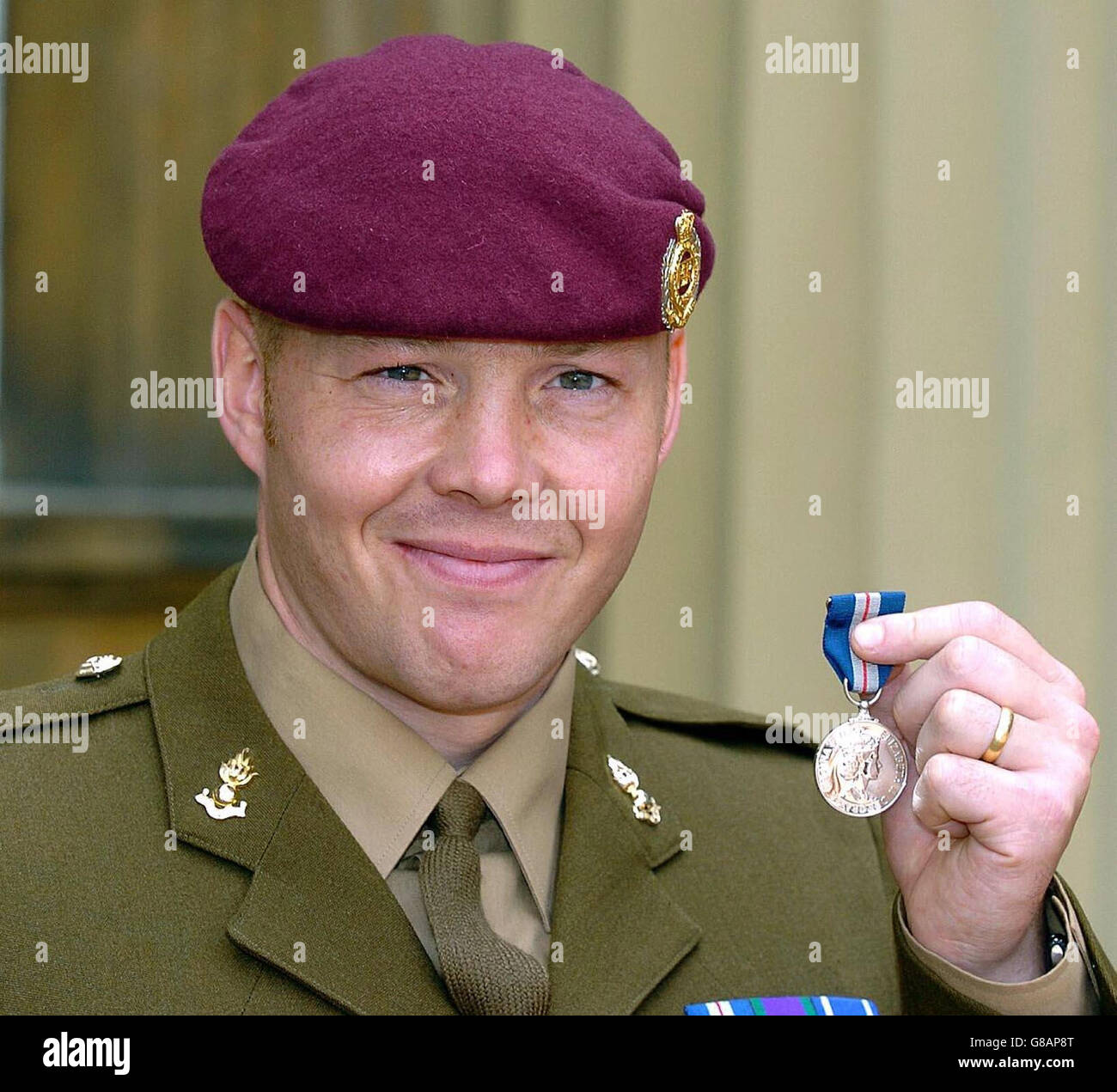 Il sergente Steven Goulding degli ingegneri reali, da Sheffield, dopo aver ricevuto la medaglia di gallantry della regina. Foto Stock