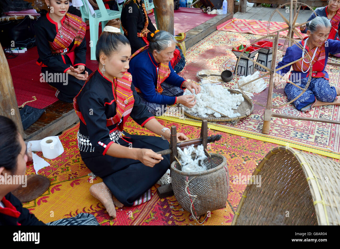 SAKON NAKHON, Tailandia - 15 Gennaio : Il PHU popolo tailandese utilizzando la filatura del cotone filo macchina per mostrare viaggiatore nel mondo phutai da Foto Stock