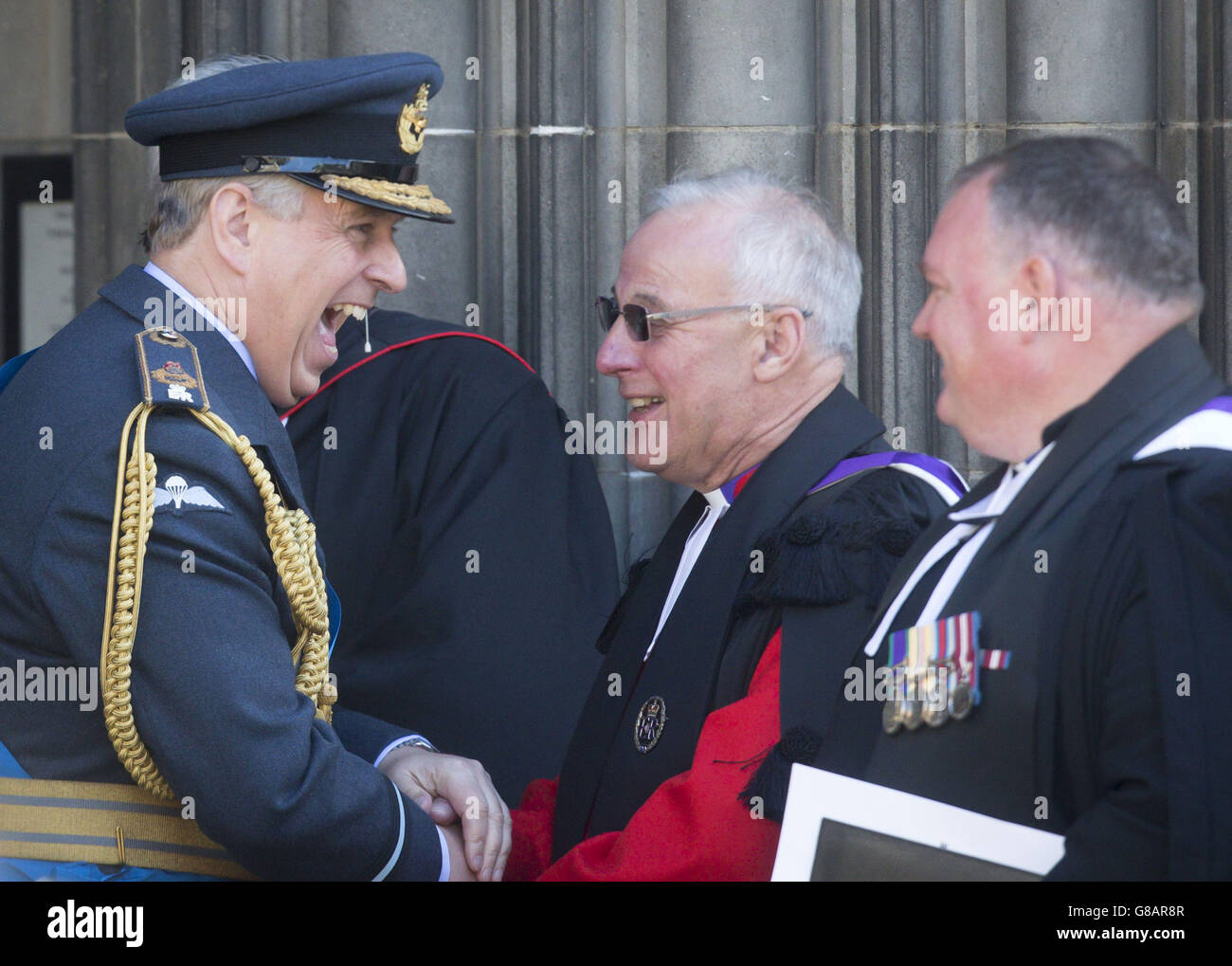 Il Duca di York (a sinistra) parla con il reverendo Dr Finlay MacDonald (centro) e il reverendo Jonathan Wylie (a destra) mentre lascia un servizio di 75° anniversario della Battaglia di Gran Bretagna tenuto dalla Royal Air Forces Association alla Cattedrale di St Giles a Edimburgo, Scozia. Foto Stock