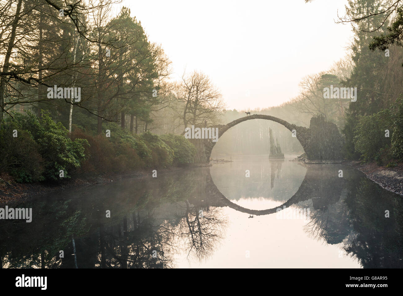 Il Rakotzbruecke in corrispondenza di azalee e rododendri Park Kromlau, Bassa Sassonia, Germania Foto Stock