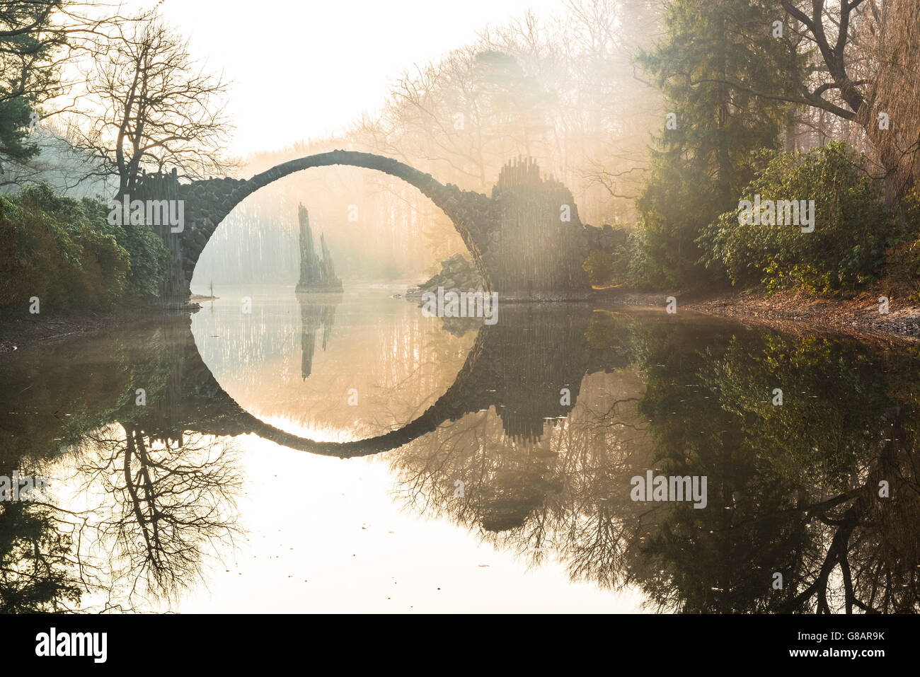 Il Rakotzbruecke in corrispondenza di azalee e rododendri Park Kromlau, Bassa Sassonia, Germania Foto Stock