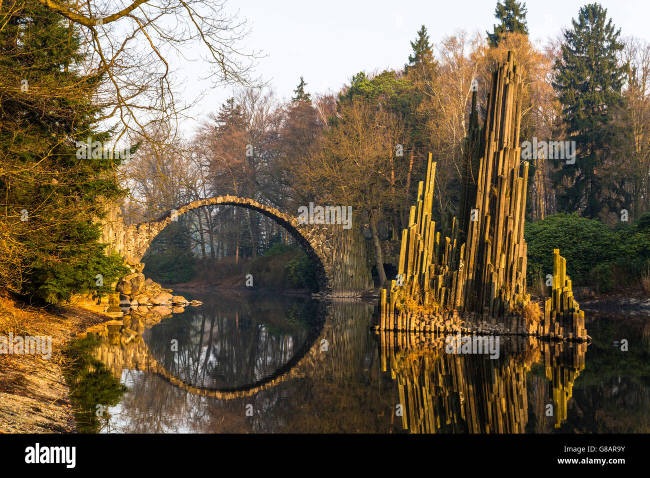 Il Rakotzbruecke in corrispondenza di azalee e rododendri Park Kromlau, Bassa Sassonia, Germania Foto Stock