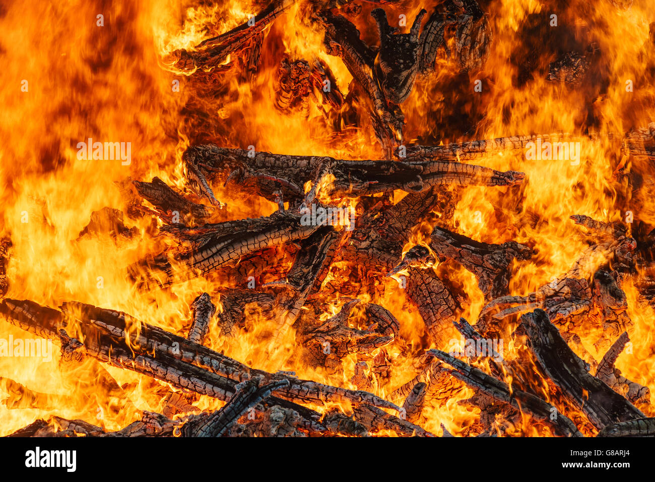 Grande falò closeup, bella rossa di fiamme di fuoco e legna da ardere sfondo Foto Stock