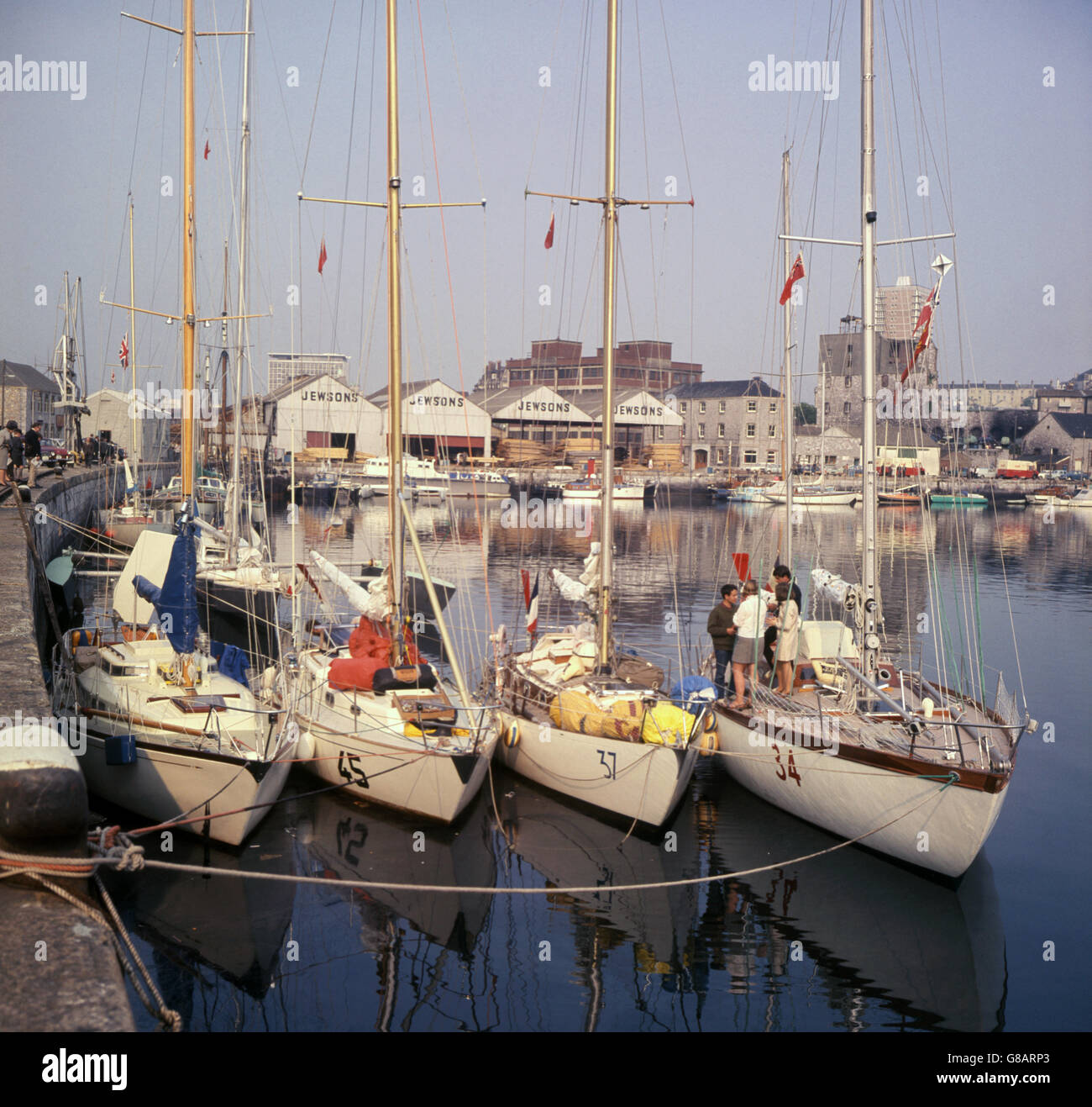 Alcuni yacht si sono riuniti a Plymouth prima dell'inizio della gara transatlantica a mano singola. Foto Stock